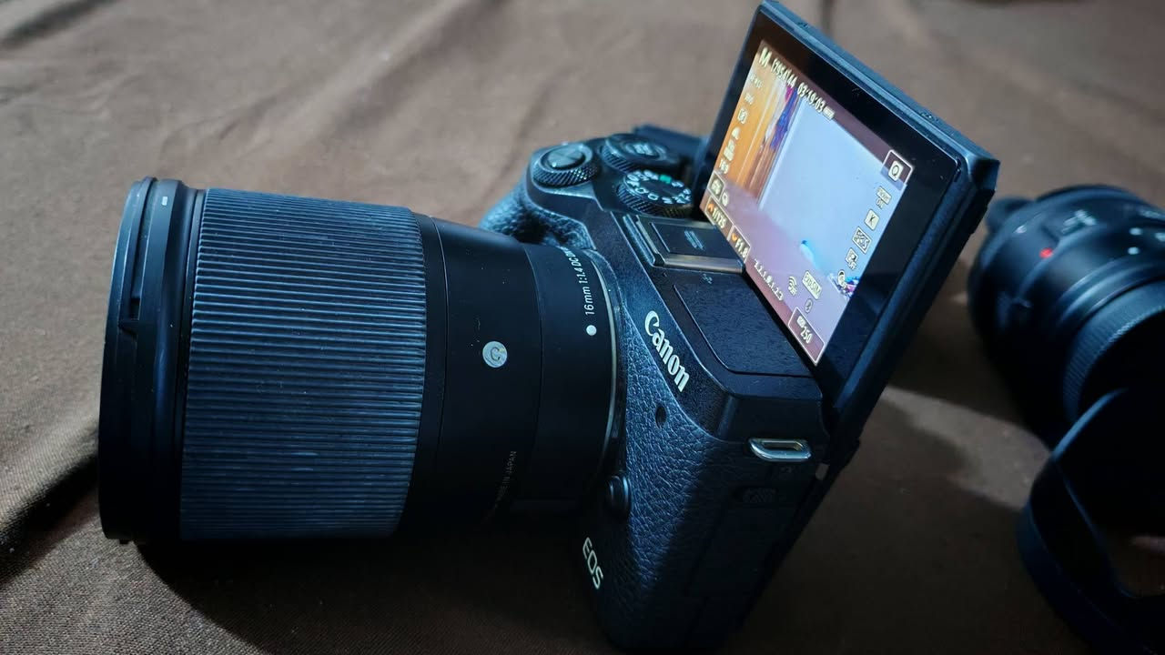 للبيع: كاميرا Canon M6 Mark II (شبه جديدة) مع عدة متكاملة لصناع المحتوى والمصورين! 📸🔥
الكاميرا غنية عن التعريف، من أقوى كاميرات الكروب سينسور من كانون، ومناسبة جداً لتصوير الفيديو بدقة عالية (يوتيوب، ستريم، بودكاست) وتصوير الفوتوغراف الاحترافي. الكاميرا استخدامها حشمة جداً ومرفق معها بكج كامل يغنيك عن شراء أي قطعة إضافية!
⚙️ حالة الكاميرا:
الشتر: 7 آلاف فقط! (يعني الكاميرا تعتبر شبه جديدة وغير مستهلكة).
🌟 مواصفات الكاميرا الأساسية (باختصار):
دقة جبارة 32.5 ميجابكسل (صور بتفاصيل خرافية).
تصوير فيديو 4K بدون أي قص (Uncropped 4K) لتصوير واسع واحترافي.
فوكس كانون السريع جداً (Dual Pixel CMOS AF) مع ميزة تتبع العين.
تصوير متتابع سريع جداً يصل إلى 14 إطار في الثانية.
렌 العدسات المرفقة:
1️⃣ عدسة Sigma 16mm f/1.4: (وحش العزل والتصوير في الإضاءة الضعيفة، العدسة الأفضل عالمياً للستريم وتصوير اليوتيوب).
2️⃣ عدسة Canon 50mm f/1.8 STM: (ملكة البورتريه والعزل الرهيب، ممتازة لتصوير الأشخاص والمنتجات). (مع الأدابتر الخاص بها).
3️⃣ عدسة Canon 15-45mm: (عدسة الكيت الأساسية، ممتازة كعدسة زوم شاملة للتصوير العام والفلوقات).
🎁 الملحقات الإضافية (بكج الستريمرز والبودكاست):
دومي باتري (Dummy Battery) مع محولة كاملة: لربط الكاميرا بالكهرباء مباشرة، تضمن لك تصوير متواصل وبث مباشر بدون ما تفصل الكاميرا أو تفكر بشحن البطاريات نهائياً.
كابچر كارد 4K (Capture Card): لنقل صورة الكاميرا بأعلى جودة للحاسبة، مثالي للبث المباشر (ستريم) وتسجيل الجيمينج والبودكاست بدون لمت وقت وبجودة سينمائية.
فيو فايندر رقمي (Digital EVF): محدد رؤية إلكتروني يركب على الكاميرا، يسهل عليك التصوير الخارجي في الشمس القوية بكل احترافية.
💡 ملاحظة: العدة متعوب عليها ومجمعة بعناية، وتعتبر صفقة جاهزة لأي صانع محتوى أو مصور يبحث عن الجودة العالية بدون ما يدوخ بتجميع القطع.
💰 السعر: مليون و800 الف وبيهه مجال بسيط جدا
📍 المكان: داخل بغداد
📞 للتواصل واتساب : ***********
