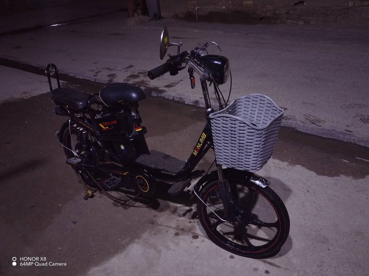 سكوتر كهربائي / دراجة كهربائية
ماركة: MANLIMA
🔋 البطارية
النوع: رصاص (Lead-Acid) 
العدد غالبًا: 4 بطاريات
السعة: 12V / 20Ah للبطارية الواحدة
المجموع: 48V
العمر: 1–2 سنة حسب الاستخدام
⚡ المحرك
القدرة:  500 - 750 واط
الدفع: خلفي
السرعة القصوى: 40-60 كم/بل ساعة
🔌 الشحن
الشاحن: 48V
وقت الشحن: 1-3 ساعات
يشتغل على كهرباء بيت عادي
🚦 المدى
مشي هادي: 25–40 كم
مع تحميل/سرعة: أقل
🛞 أمور ثانية
جنوط مگنيزيوم
فرامل: خلفي (وأحيانًا أمامي)
يتحمل وزن: 100–120 كغم
بيه دواسات (طوارئ)

السعر : 260 وبيها مجال

المكان : كوت / خاجيه 

الرقم : ***********
