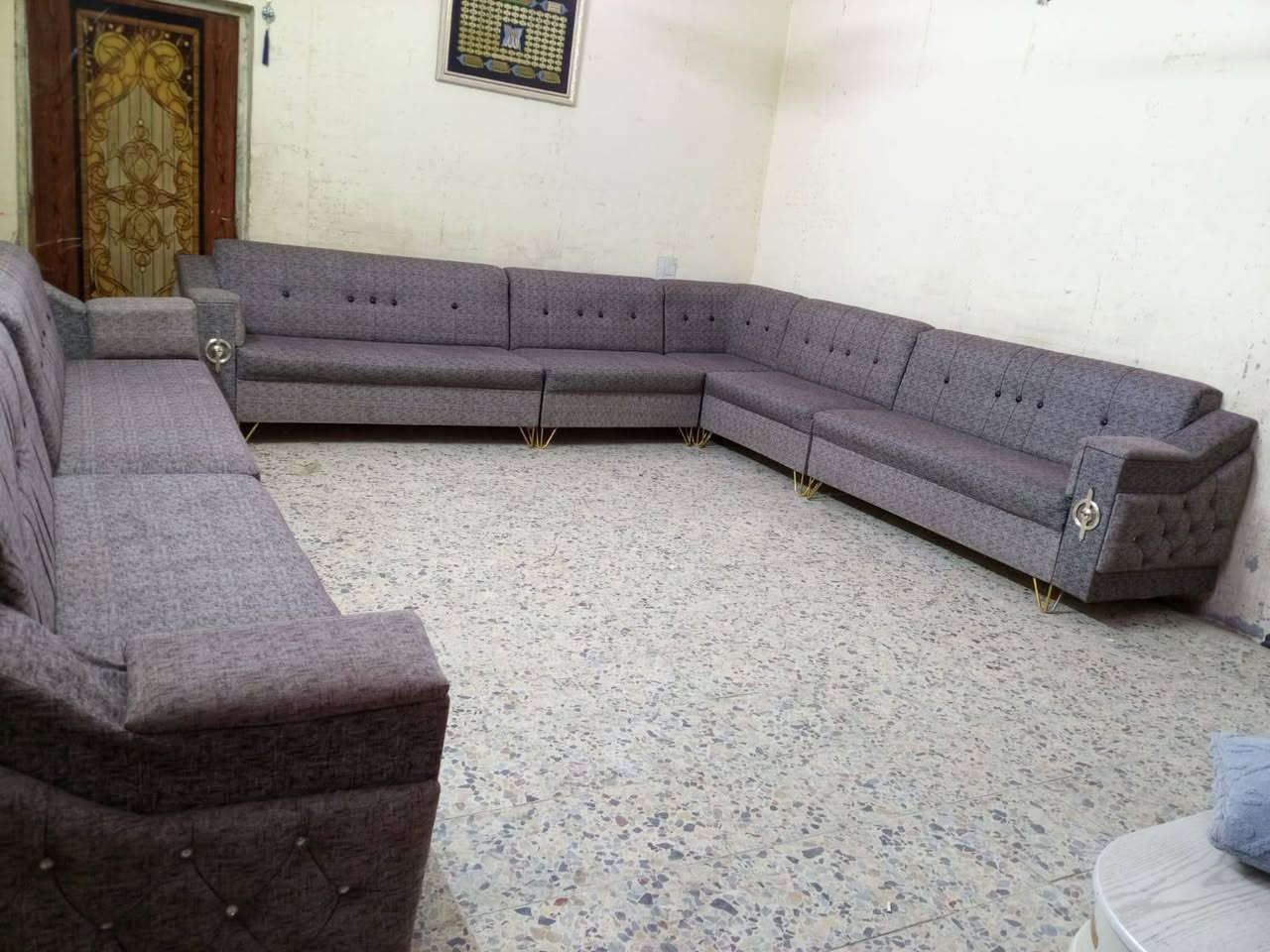 ديوان 17 مقاعد تفصل نضيف جدا سعر 400 وبي مجال مكان  بياع كو توصل بكروه رقم  يوجد وتساب***********
