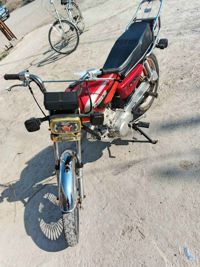 سلام عليكم تايكر للبيع 20 اوراق كامله  مكاني بعقوبة تقاطع القدس دور زراعه سعره ٢٦٠ وبيه مجال بسيط تواصل عله رقم ***********
