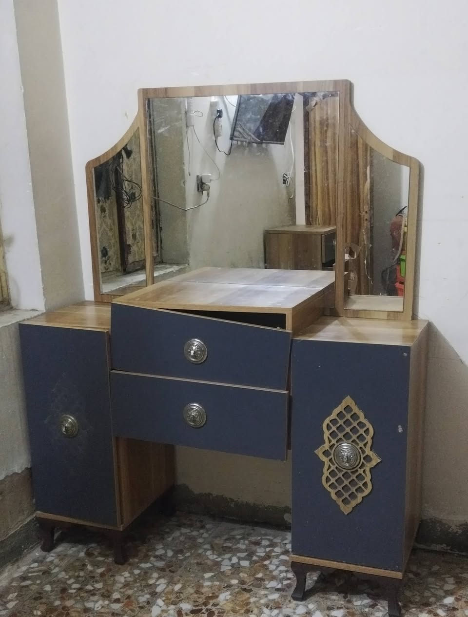 غرفه تركيه للبيع تعبانه والباب مال كنتور موجود مابي شي بس مرايته مكسوره والجربايه فقط إطار مابيهه فايبرات جوه دوشك والدوشك للبيع مع الغرفه غرفه 6 قطع تعبانه مثل ماموضح بصوره


**إذا كنت صاحب هذا الإعلان وتريد حذفه لأي سبب، رجاءا أرسل رسالة إلى الدعم الفني**