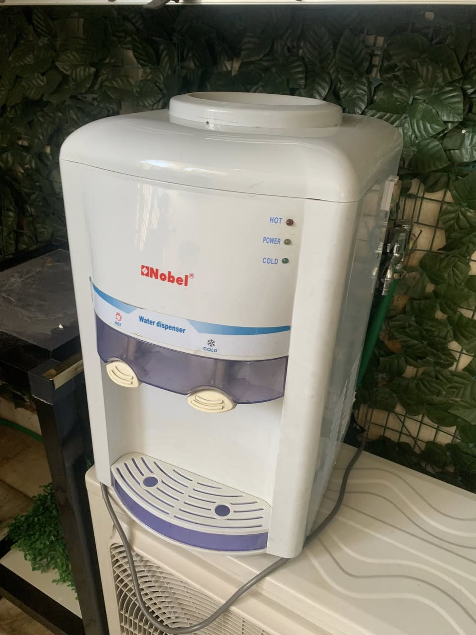 براد منضدي للبيع نظيف جدا المكان حي الخضراء *********** سعر ٤٠ الف
