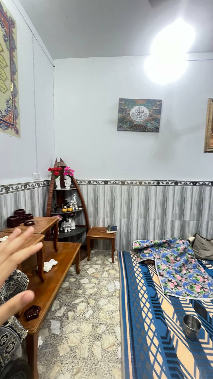 السلام عليكم 
البيت هذا للبيع مساحته 200م 
ومتكون من طابقين وبي اربع غرف اثنين بالطابق الاول واثنين بالطابق الثاني بي صالتين وحديقه مساحتها 70م صحيات خارجيه وداخليه 
وبناء طابوق درجه اولئ 
*********** للتواصل ع هذا الرقم
