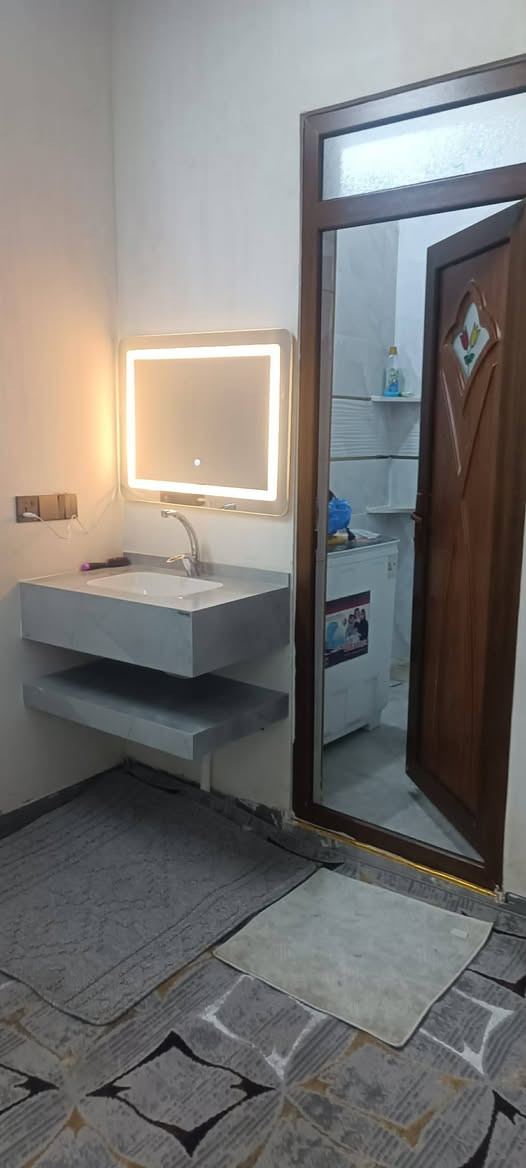 سلام عليكم 
دار للبيع مساحه 125م مربع بعد ما مسكون 
نوع العقار (رقم) 
-استقبال 
- مطبخ حار وبارد 
-هول
-غرفتين نوم 
الموقع حي النصر قرب قرب المركز الصحي 
السعر 75 مليون 
***********
