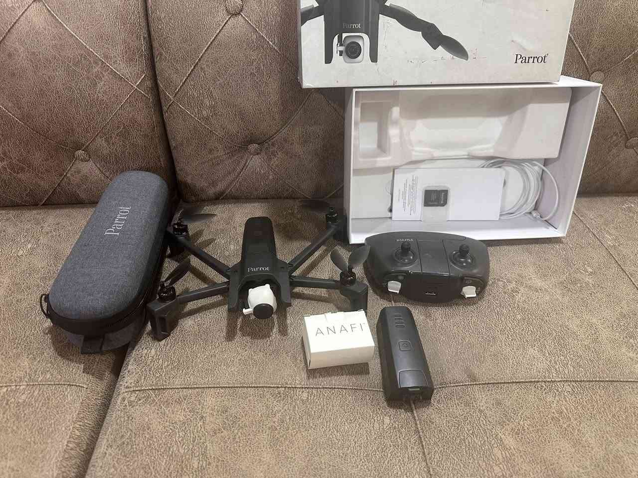 السلام عليكم درون باروت جاهزة نظيف كلش وياها 2 بطاريات وسيت مراوح 
السعر 300 الف 
المواصفات
تتميز درون باروت (Parrot)، وخاصة سلسلة ANAFI، بتصميم قابل للطي وخفيف الوزن (نحو 320 جرام)، كاميرات بدقة 4K HDR ومستشعرات 21MP، وقدرة دوران للكاميرا 180 درجة عمودياً، مع وقت طيران يصل إلى 25-32 دقيقة. تشتهر بكونها هادئة، وسهلة الاستخدام، وتدعم شحن USB-C. 
أبرز مواصفات سلسلة Parrot ANAFI:
التصوير والكاميرا: تصوير 4K Cinema / UHD، دقة صور 21 ميجابكسل (84° HFOV)، مستشعر 1/2.4'' CMOS، عدسة ASPH.
تثبيت الصورة: نظام هجين ثلاثي المحاور (2-axis ميكانيكي + 3-axis إلكتروني EIS).
التصميم: قابلة للطي (Foldable)، هيكل من ألياف الكربون، الوزن 320 جرام.
الطيران والبطارية: وقت طيران 25 دقيقة (ANAFI) إلى 32 دقيقة (ANAFI Ai)، شحن عبر USB-C.
التحكم: مدى تحكم يصل إلى 4 كم (باستخدام Skycontroller 3)، وتدعم 4G في طراز ANAFI Ai.
المميزات: خاصية تتبع المستخدم (Follow Me)، تحليق ذاتي، العودة للمنزل (RTH)


**إذا كنت صاحب هذا الإعلان وتريد حذفه لأي سبب، رجاءا أرسل رسالة إلى الدعم الفني**