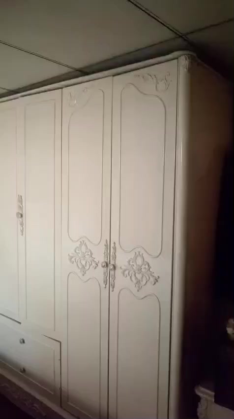 للبيع غرفة نوم ملكية 5 قطع ب375 الف للتواصل ***********
