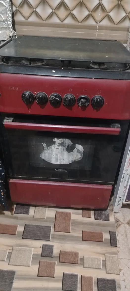 طباخ للبيع اربع عيون كلهن شغالات وفرن شغال ***********
