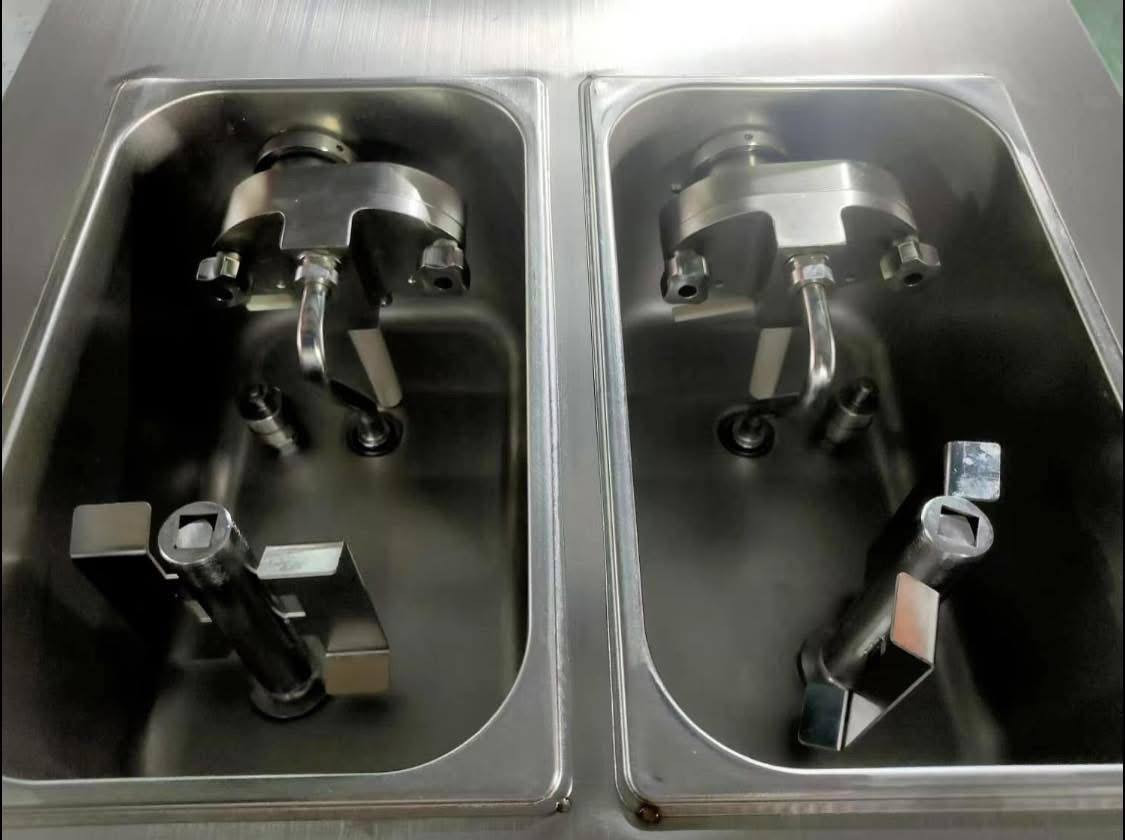 (انتاج2025)
1-ارتفاع الماكنه (متر ونص)وليس 137سم

2-السلندر عريض السمك وليس رفيع

3-كمبريسير embraco Aspera (ماركه ايطاليه )الغاز( R404A)وليس روتري 

4-الماكنة تحتوي على(بمب ايطالي مع خلاط )داخل الأحواض

5-كمبريسر أضافي لتبريد الأحواض في الأعلى (تبريد ليلي)

6-دائرة التبريد نوع Danfoss دينيماركي المنشأ

 7-السجين سوبر طولها (45سم)
. 
. مشتغل 8ساعات (***********)
