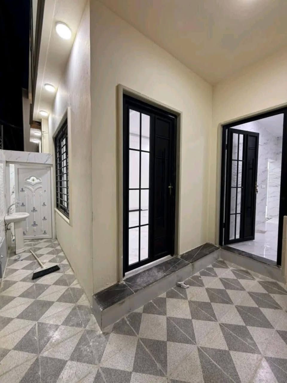 بيت للبيع المساحه 100 متر طابقين وجها 7 مع اثاث شارع 15حي السماح الاركان قرب مدرسة السماح للاستفسار مراجعة مكتب عمر للعقار 
***********
*********** ابو اياد
