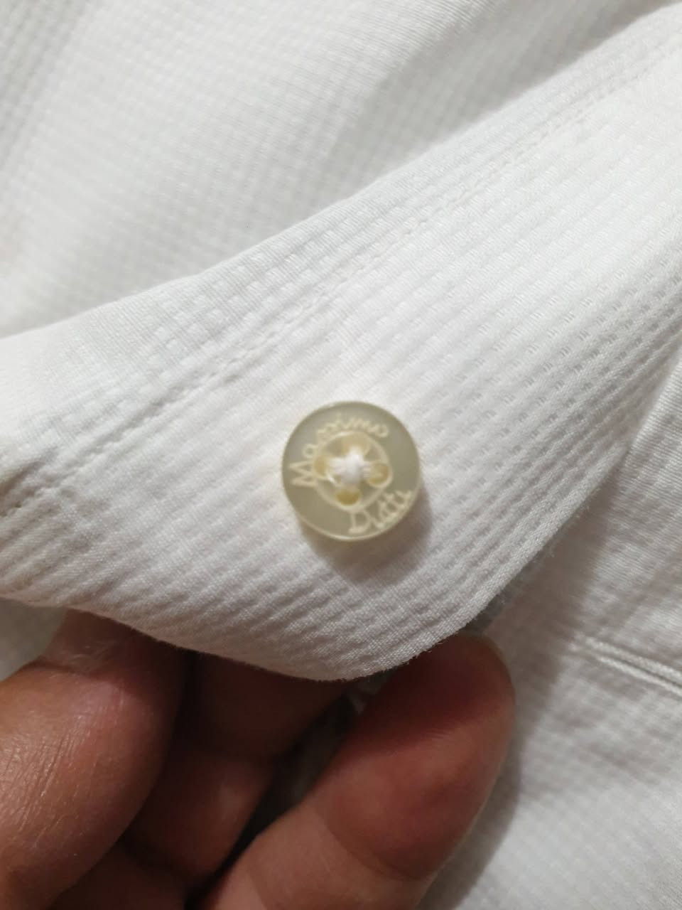 السلام عليكم جميعا...
قميص رسمي من ماسيمو دوتي
(( Massimo Dutti )) الاسبانية 
يلبس ميديم راهي... و لارج سلم فت
بالة و نظافة 💯 %
صناعة اسبانية ..
خامة مسننة ...
الطول 74 سم ...
عرض الصدر 54 سم
طول الردن 65 سم ...
السعر ثابت رجاء... 26 شامل التوصيل...


**إذا كنت صاحب هذا الإعلان وتريد حذفه لأي سبب، رجاءا أرسل رسالة إلى الدعم الفني**