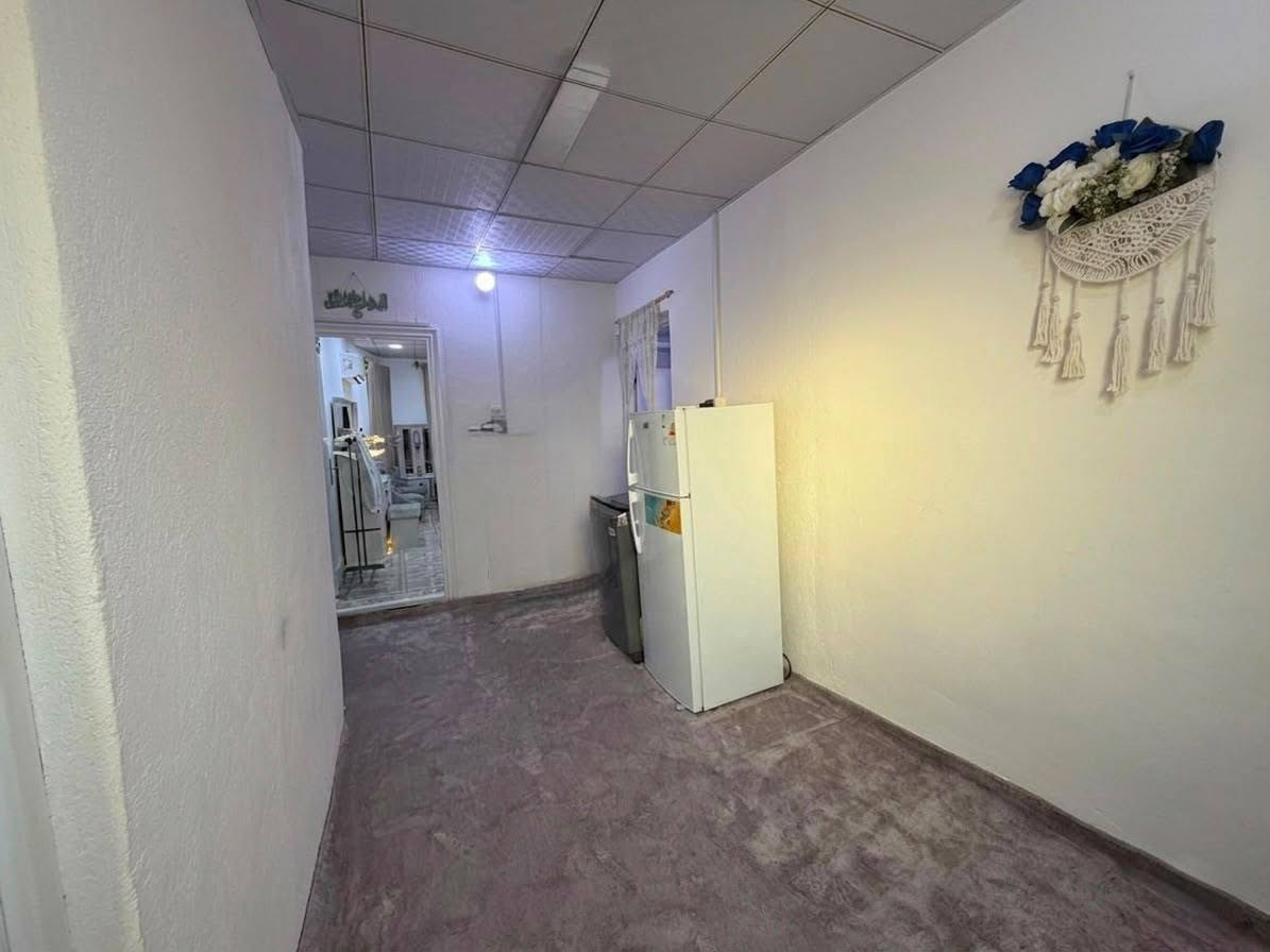 بيت في شارع المطار قرب جوهرة العرب قريب ع الشارع والشارع الي بصفه كله تبليط  
مساحته160م يحتوي على استقبال وصاله ومطبخ حار وبارد وغرفتين جوه وحديقه واسعه والطابق الثاني سويت كامل صاله وغرفه مساحته7x4 
وحمام البيت كله سقف ثانوي وسيراميك وكاشي بورسلين للمزيد من المعلومات الاتصال على الرقم *********** او واتساب @
