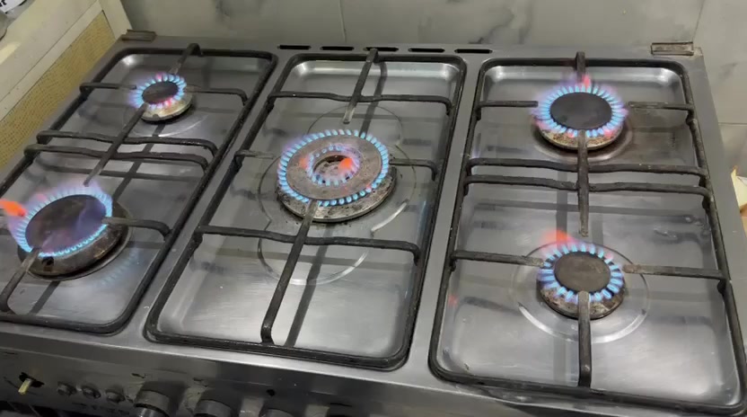 طباخ للبيع ناره زركه وزينه بس يحتجله شويه ترتيب *********** بي وتساب
