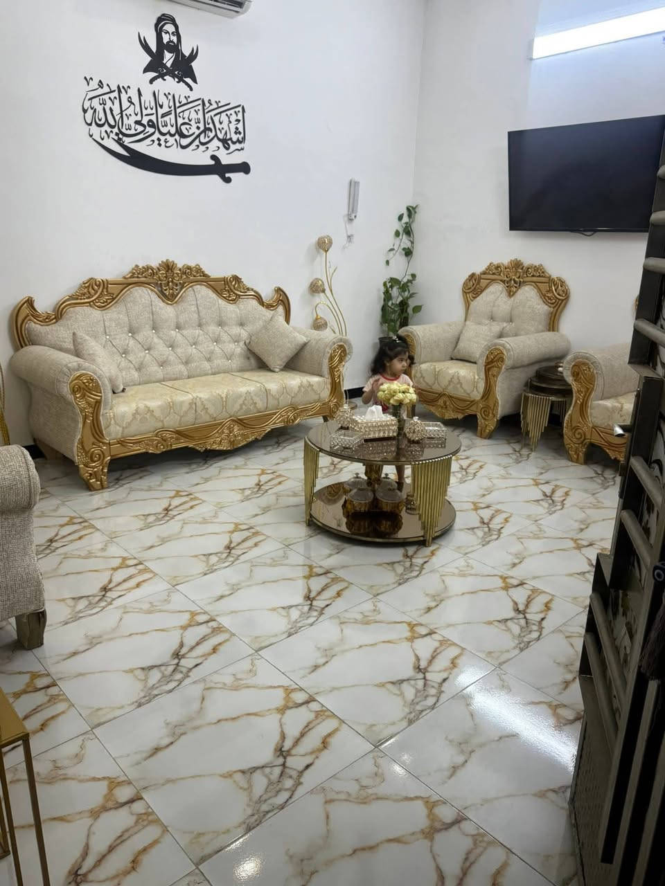 السلام عليكم….
بيت في بغداد 
الاستكشافات ١٨٠ متر ب شارع الملعب بناء حديث غرفتين وصاله ومطبخ حار وبارد واستقبال 
السقف صب مسلح 
مي ومجاري وكهرباء وطنيه وسحب مولده امبيريه
للاستفسار هذا الرقم واتساب او رصيد
***********
