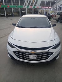 ماليبو مديل ٢٠٢٣ حره بدون رقم بأسمي  بيها ٣ قطع تبديل والحادث موضح بال...