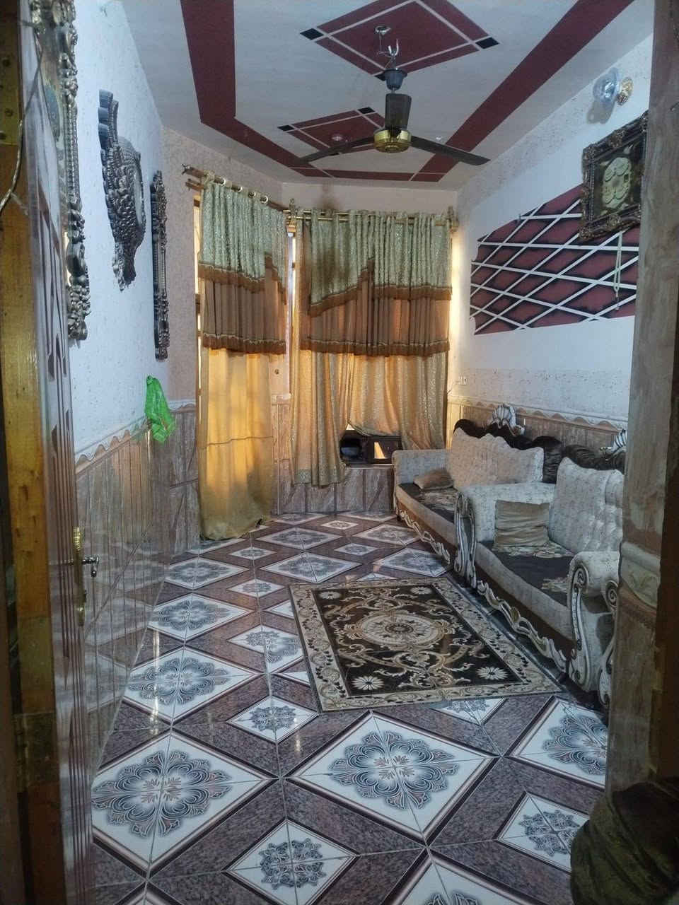 سلام عليكم
بيت للبيع في منطقة 16  قرب جامع السلام 
مساحه 125 متر طابقين يحتوي على
 4 غرف نوم 1طابق اول 3 طابق ثاني 
و حمام عدد 2 لكل طابق حمام 
استقبال منور ومطبخ 
للتواصل 
***********
***********
