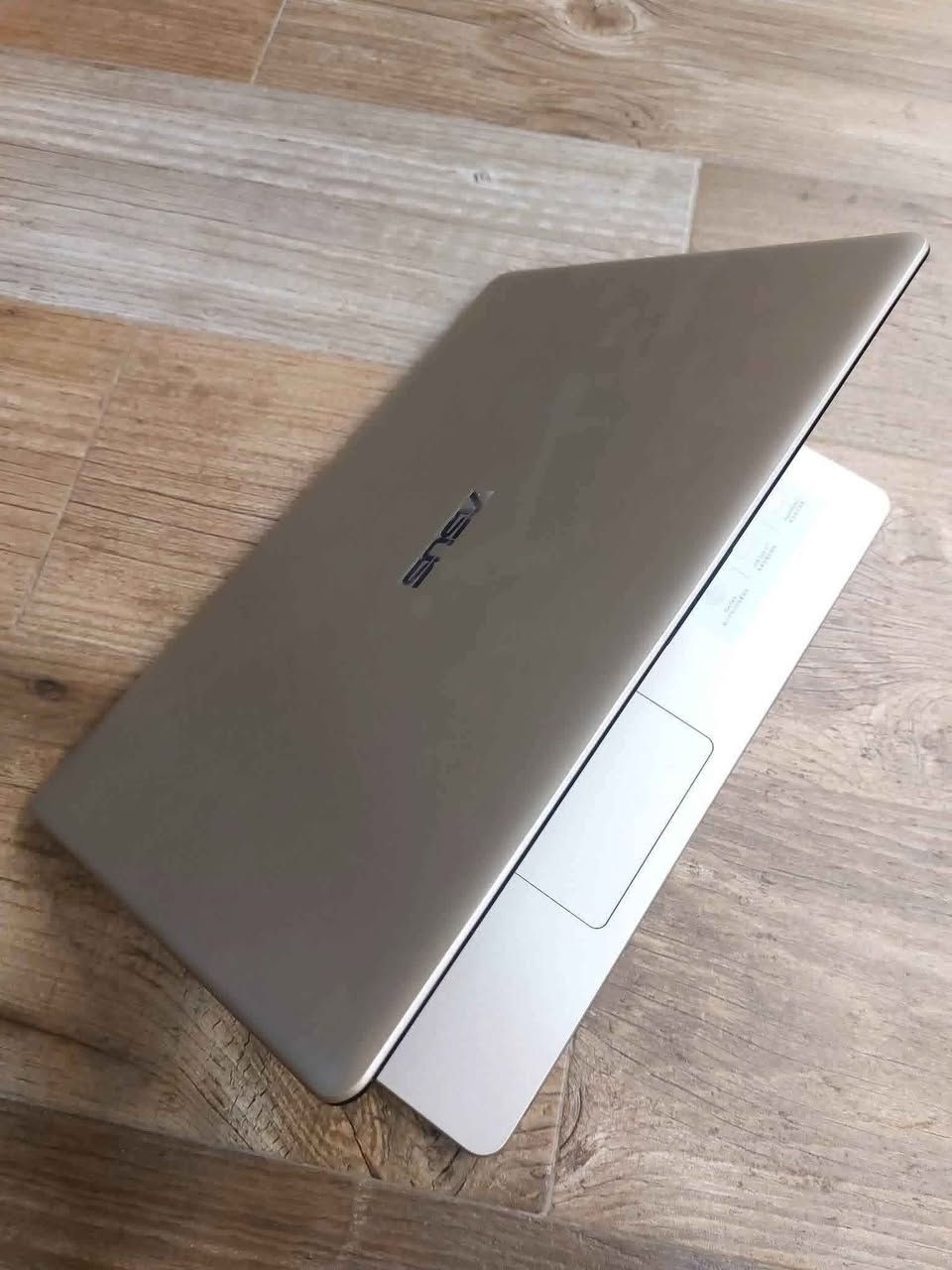 لابتوب مميز جدا كارت شاشة خارجي 4GB 
Asus Vivo Book x542un Ci7
مناسب للبرامج الهندسية والتصاميم والأمن السيبراني والبرامج المكتبية والحسابية  .
. 
السعر 440 الف مع التوصيل المجاني والحقيبة والشاحن الأصلي 
. 
Cpu Ci7-8550U جيل ثامن 
Hard 256GB nvme قابل للتطوير 
Ram 8GB DDR4 قابل للتطوير 
Vga 4GB nvidia MX150 خارجي منفصل 
15.6 screen 1920x1080 FHD
Back-light Ar-En ضوئي 
Charger dell شاحن اصلي 
النظافة شرط اخو الجديد تفحص بيدك واجيك يلة تأخذها بغداد, العراق


**إذا كنت صاحب هذا الإعلان وتريد حذفه لأي سبب، رجاءا أرسل رسالة إلى الدعم الفني**