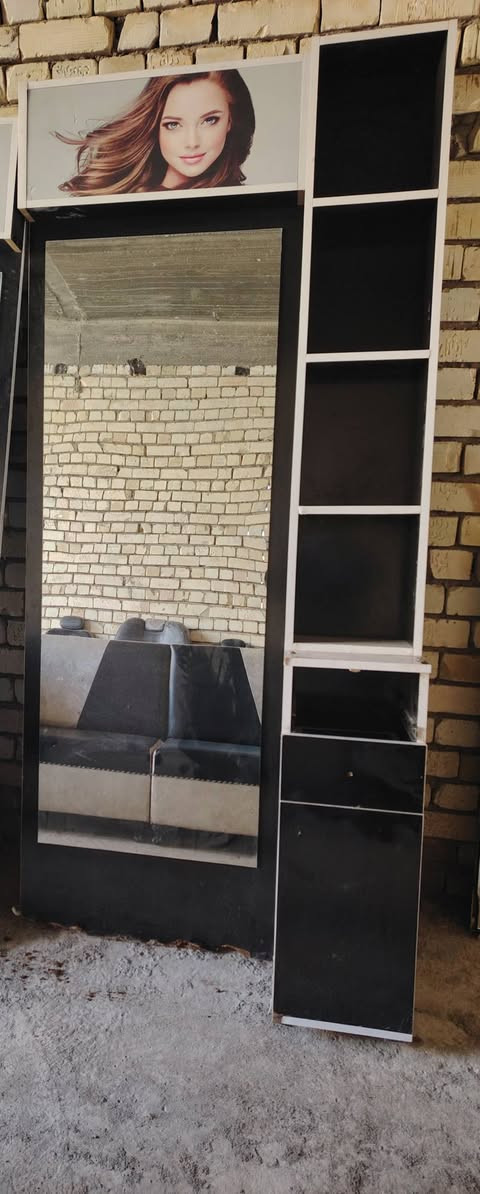 كرسي حلاقه معه مرايا معه قاطع شغالات مكان بابل مدينه القاسم //*********** //***********
