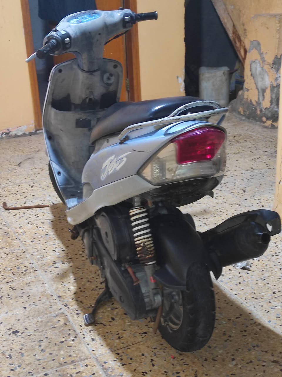 السلام عليكم 
الدراجه البيع
سعر ٨٠٠ وبيه مجال
قبل شهر طالعه من الحاويه
شرط ما مفتوح برغي بيه وين ما تريد افحص
غراضه كامله الصالنصه البلاديه موجوده والذيل الوره موجود
رقم ***********
