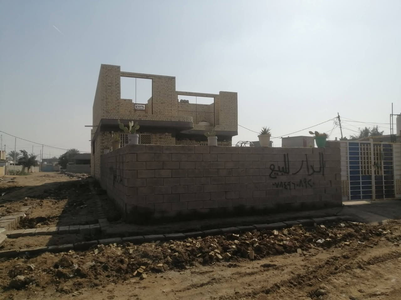 سلام عليكم دار سكن للبيع مساحه 350 متر طابو زراعي سند 25 بناء حديث درجه اولى طابوق مسلح الدار ركن على شارعين خدمات كافه يحتوي الدار على غرفتين نوم صاله صحيات استقبال مطبخ كراج وحديقه كبيره العنوان شارع المطار خلف محلات حسين كامل شارع 40 الجديد السعر 90 مليون رقم الهاتف ***********
