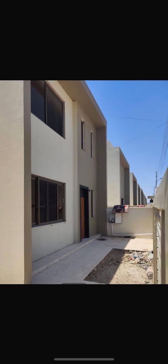 بيت في مجمع الزيتون دور الشمس في ابو غريب موقع مميز 250متر  طابق ونص يحتوي على ثلاث غرف نوم ومخزن واستقبال ومطبخ وصاله وثلاث حمامات المساحات الداخليه جدا واسعه مع كراج يتسع ليسارتين وحديقه لبيت مشمول بمبادرة القرض 125مليون المجمع يحتوي على كافة الخدمات ومجمع تجاري ومدارس ورضه وجامع 
والاهم سكان المجمع من الطبقه الراقيه 
سعر لبيت 340مليون مع القرض
للاتصال ***********
