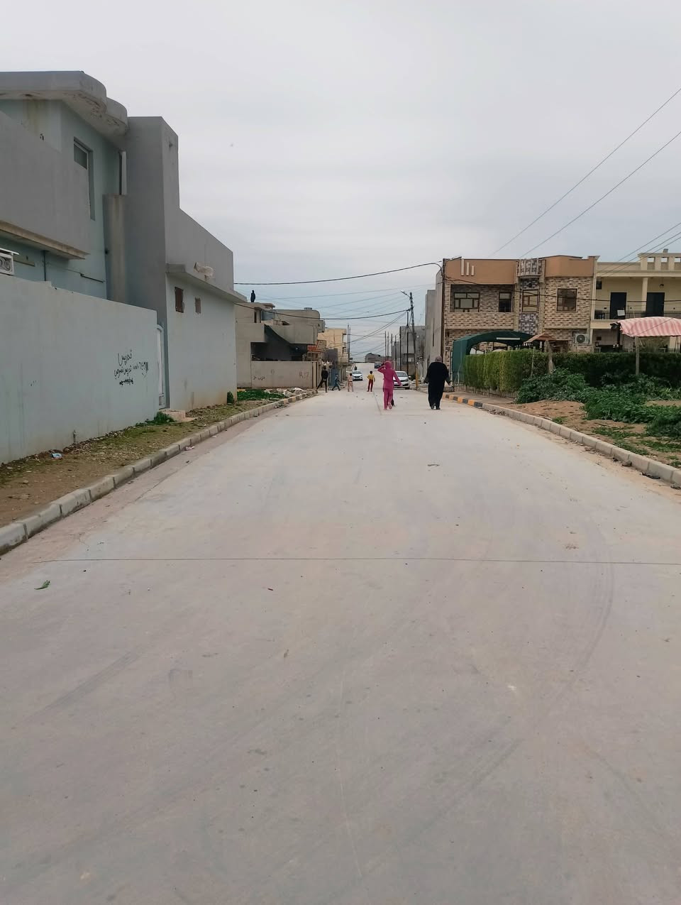 دار للبيع حي السماح الثانيه ٢٤ ركن المساحه ٢٠٠ م مقابل البيت حديقه نفس المساحة مكون  غرفتين وصاله ومطبخ واستقبال طابق واحد وبيتونه شرط تحويل من الشرعي السعر والتفاصيل الاتصال على الرقم ***********او مراسلة الصفحه ملاحظه مع البيت 5 سبالت والكاونتر
