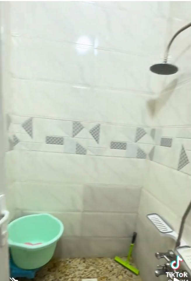 بيت مساحته 90 قاط ونص البيت كامل مكمل صب ورفت واجهيه كامله  مكانه مدينه الصدر خضراء الدسيم للاستفسار 
***********
