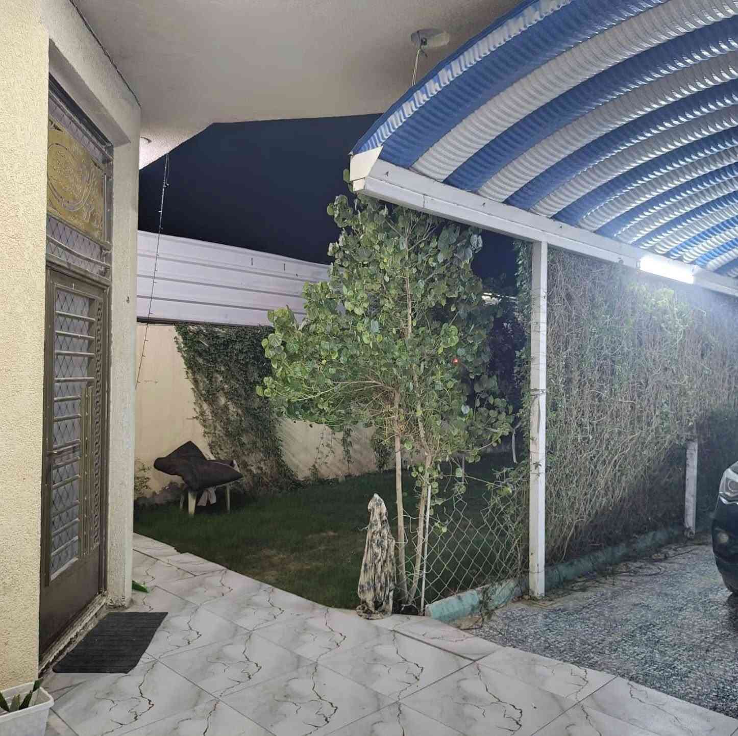 إعلان (807)
الظلال للعقار توفر 
بيت للبيع  البوبيات كربلاء  نزله اسواق البرتقاله في مجمع الخضراء مساحه 322م
تحت البناء 200م
مجاري رئيسيه 
ماء اساله قوي 
شارع عرضه 12 متر 
محولة وطنية خاصة للمجمع
حديقه 15م
طارمه 15م
طارمه تحتوي على سقيفة كيسبان طول الطارمه
واجه10 نزال 37
يحتوي على 
2 غرف طابق ارضي 
3 غرف طابق ثاني  سويتات
سطح كبير 9م
شلال كبير
مطبخ كبير جدا 7.20*4
البيت بناء جديد2022
بناء درجة اولى
للاستفسار : ***********
او زيارة المكتب 
كربلاء : حي الحسين - شارع المصلحة
