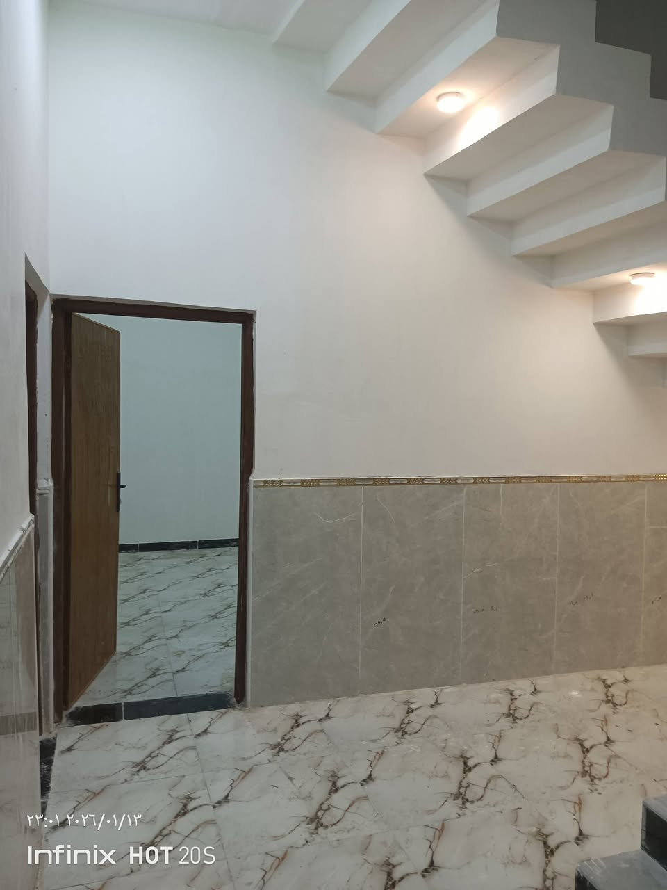 سلام عليكم 
بيت بناء جديد للبيع المساحه الكليه متر126 يتكون من غرفتين وصاله ومطبخ وديوانيه ومشتملات خارجيه
الموقع البصرة الهارثه كرمه علي قرب ساحة التشابيه 
هاتف ***********
