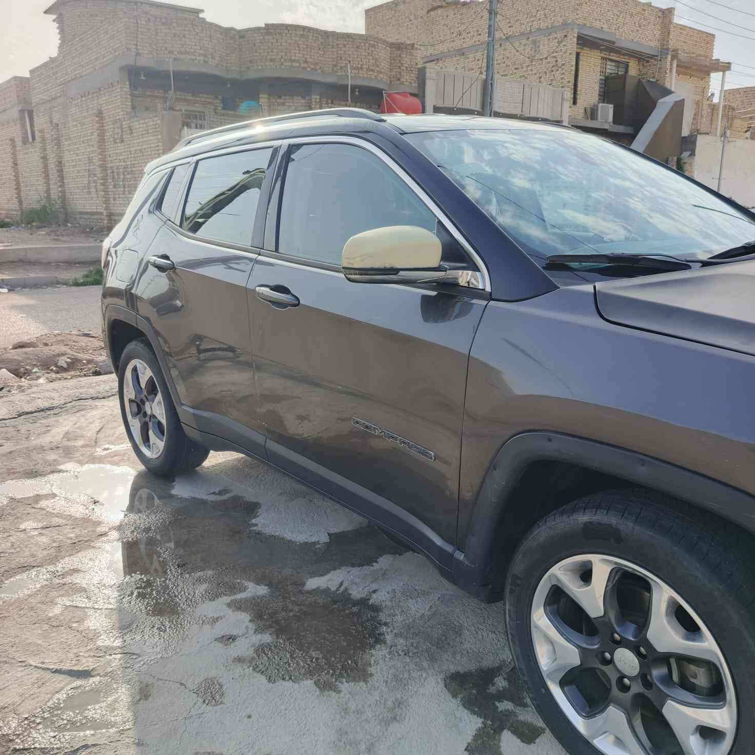 جيب كومباس للبيع موديل 2018 لمتد فور ويل 
السيارة ماشية 100الف كيلو قابلة للزيادة 
السيارة كامل ما ناقصها شيء عدا البنيد جارد 
كشن السائق كهربائي
تدفئه بالمقاعد الأمامية 
حادث السيارة مرفق بالصور الحادث ما واصل للراديتر مال التبريد 
ادمه كامله المنظومه البنزين 
سنويه جديده قبل شهر مجددها وباسمي مشروع وطني 
الهزة مالتها بعدها ما منتهية
رقم الهاتف ***********
العنوان ميسان العمارة
السعر 132 وبيه مجال
