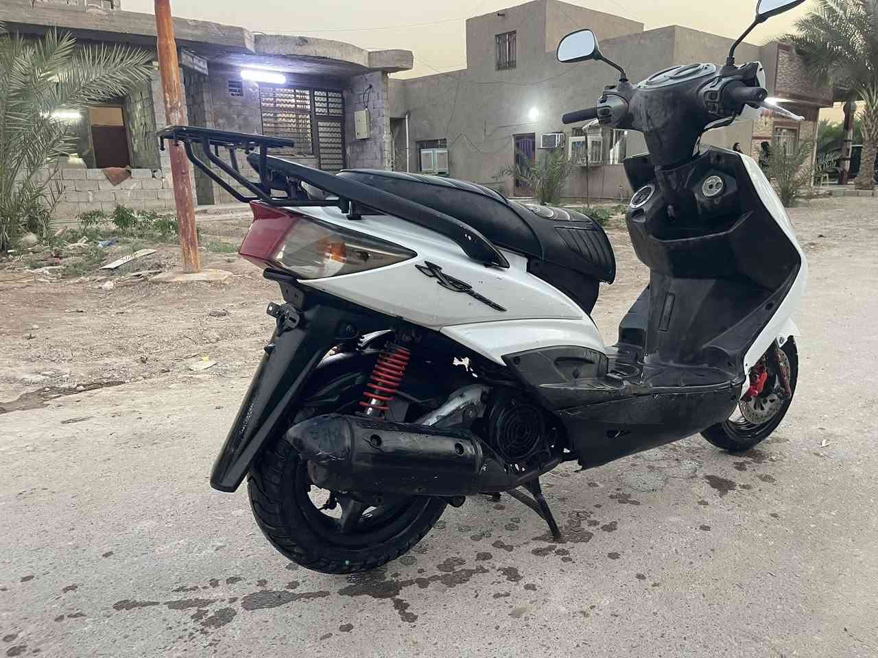 سكنز فحل كابريتر للبيع اي نقص مابيها الإطارات
جدد الإطار الخلفي البارحه شاده الدراجه خير من الله 
المحرك خير من الله والباقي موضح بلصوره السعر (٧٥٠ ) قفل 🔏 رقمي هذا ‭٠٧٨٣ ٥٧٨ ٣٣٦٨‬  الثاني كورك ‭٠٧٥١ ٣٤٤ ٣٨٦١‬
