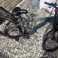 للبيع بايسكل ياباني حجم 26-28 الون رصاصي طافي بريكات شغاله امامي وخلفي...