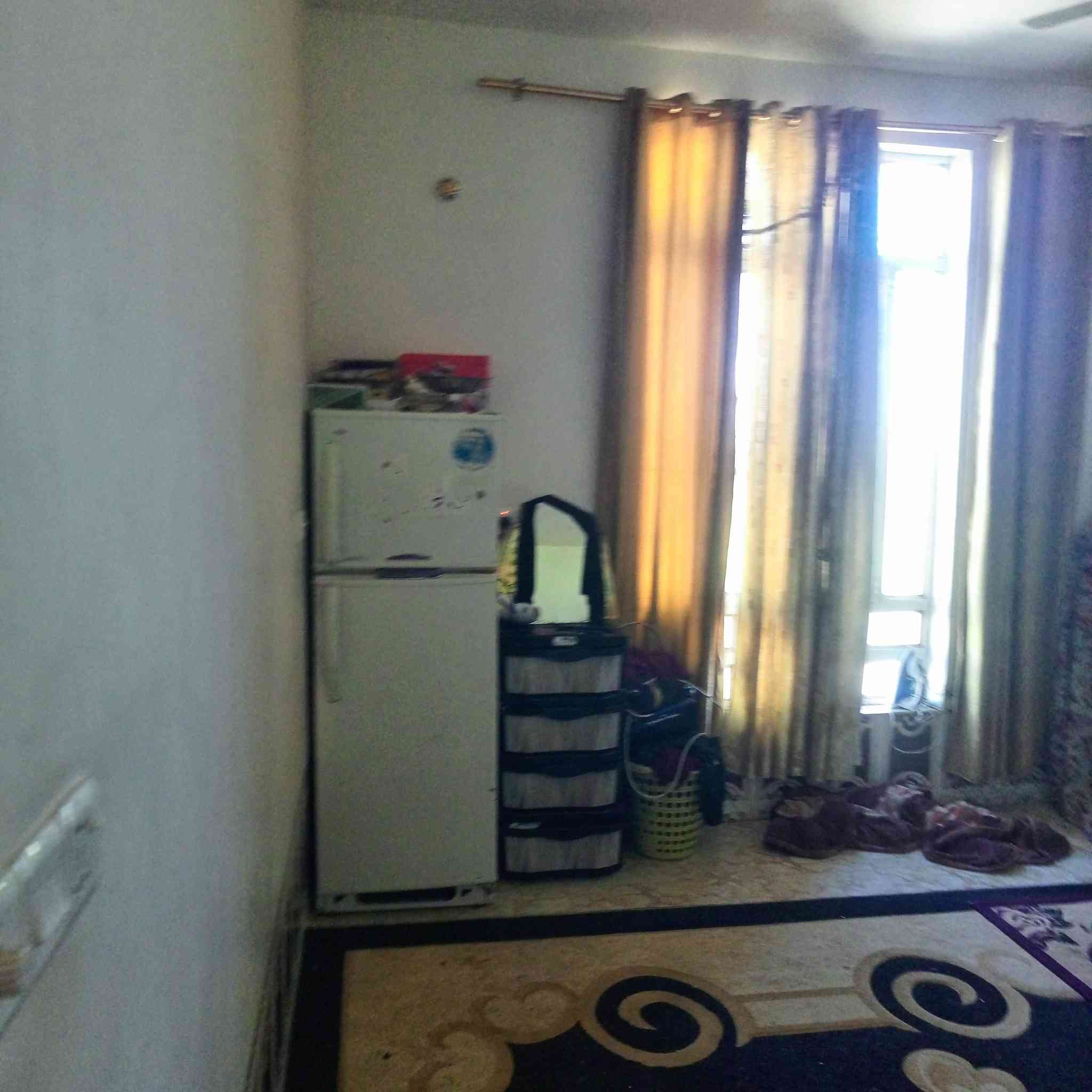 بيت مكون من غرفتين نوم 5/4 وصاله ٩/5  واستقبال ٨/5 الحصي طريق العمريه قرب مركز السلام  مساحت الأرض تحت البيت دونم ***********
