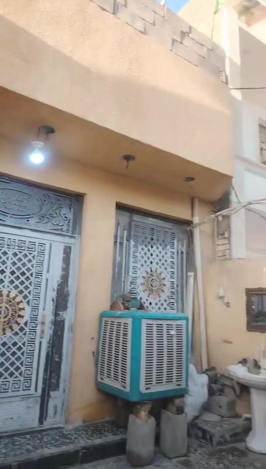 السلام عليكم 
الدار البيع مساحه 100متر نزل20واجهيه5 ماي وکهربا وشارع تبليط 
استفسار***********
