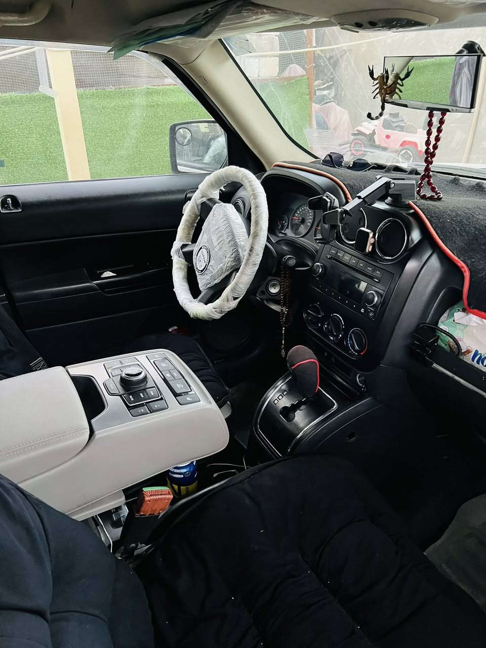 سلام عليكم 
جيب باتريو 2009  محرك 2400 
سنويه 2031 مداور ثاني يوم بأسمي رقم انكليزي قادسيه  مصبوغه  حزام بسبب الجراد السياره جاهزه نظيفه جداً گير محرك كفاله تخم تاير باترتي جديد سياره انظف بعد من الصور 
السعر 90 وبيها مجال 
عنوان ديوانيه مركز المدينه 
***********
