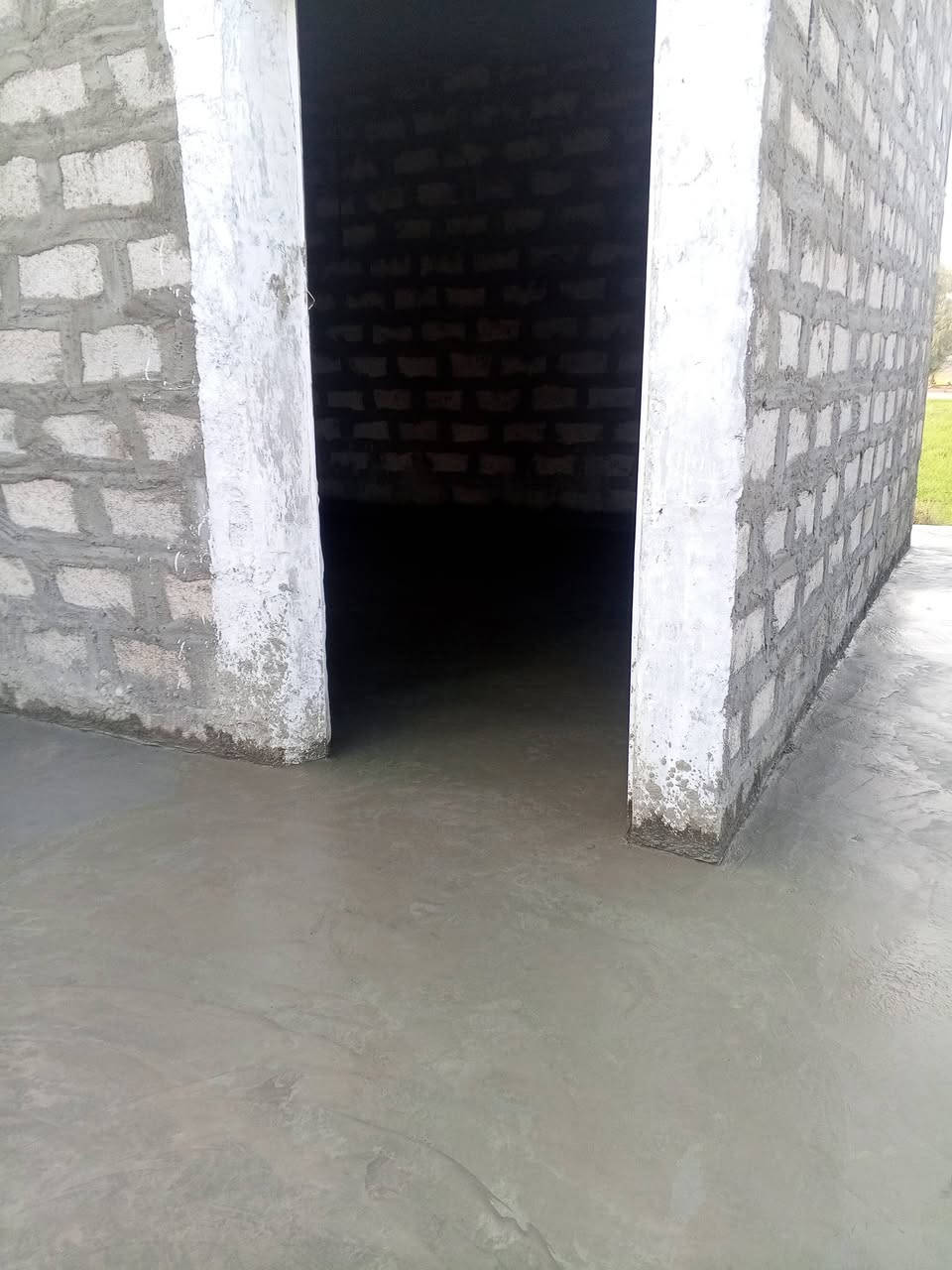 السلام عليكم
يوجد عمال كادر كامل 
1_تصفير البيت من الانقاض وتطلع خارج البيت 
2_تنزيل البيت اذا كانت الارضيه غير معتدله 
3_فرش حجر وحدل الارضيه بعد ما ترش بالماء +توجد خباطة صب سقل ولاش وتصفيط اساس وتسليح ***********/***********
