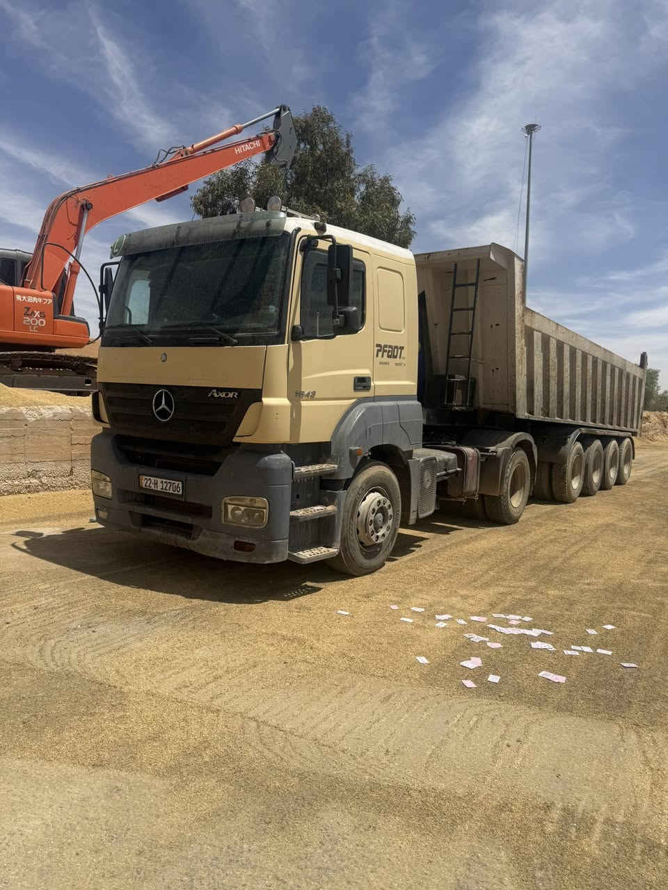 للبيع نساف  اكسور 2006 مربوطه 4محاور هاف ثلاجه سنويه وارقام جديد شرط التحويل السعر 370$ للستفسار ال اتصال عل رقم ***********
