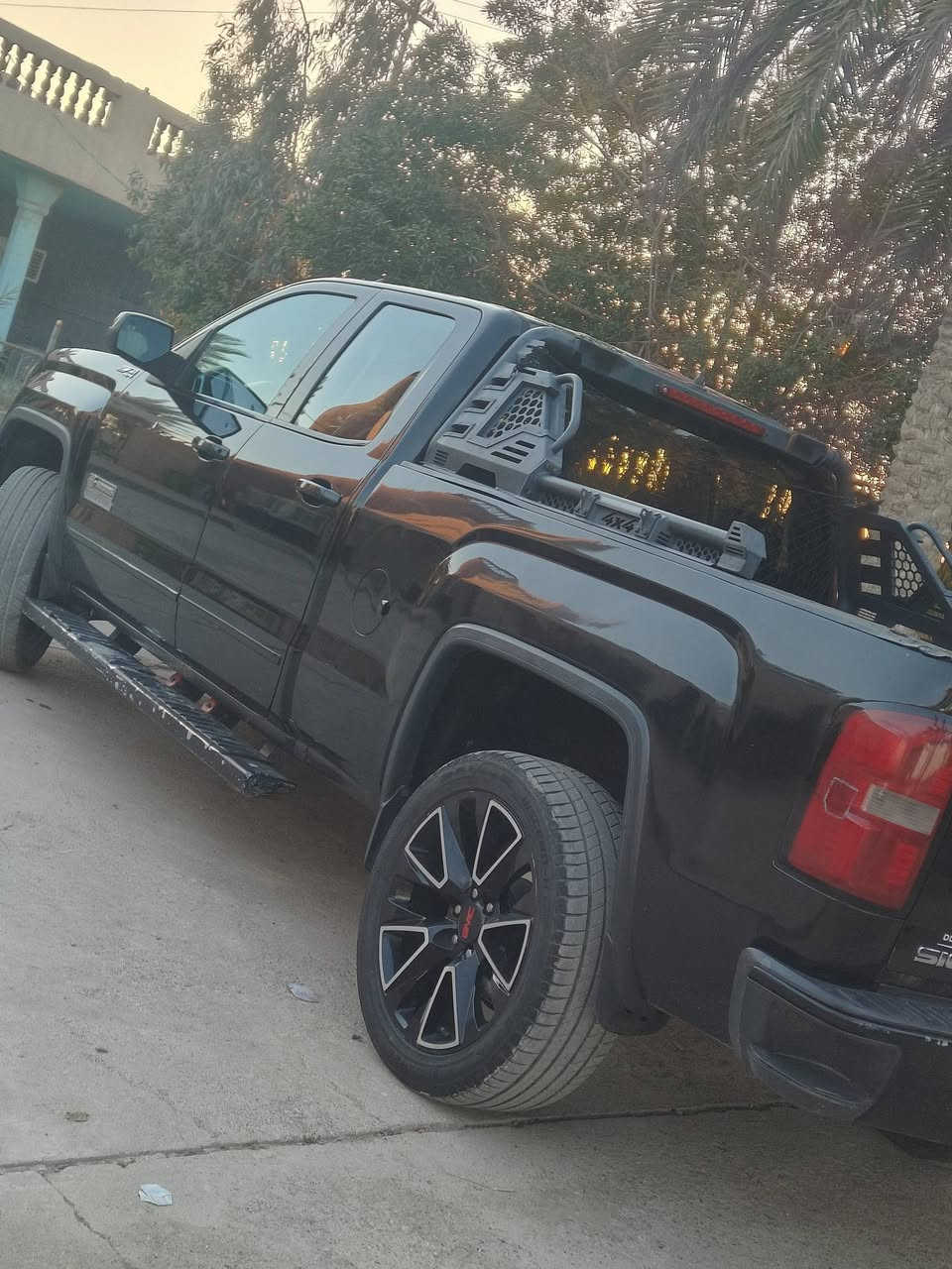 السلام عليكم
جمسي سيرا للبيع
موديل 17 

محرك 5300 
تشغل عن بعد
باب قصير بدي طويل
ضرر باب السايق فقط بدون دواخل 
وهنا بلعراق جاملغ خلفي جهت السايق بي بارد وصبغ شي قليل 
بجم كبس كير محرك كفاله 
سياره خير من الله نصبه تخبل 
رقم اربيل تحويل مباشر
مكان السياره ديالى بعقوبه 
السعر 185 وبيهة مجال للشراي
خابر وتدلل ***********
