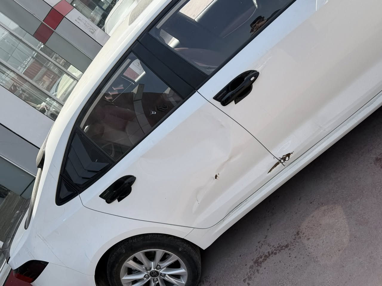 يالله 
السلام عليكم 

كورلا 2023 هايبرد شكل الخليجي داخل احمر سيارة فول واحد ع واحد مابيه نواقص 

سيارة نظيفة جدا 

(ملاحظة ) السيارة بيه طخة بلباب الخلفي فقط وبعدهه ع وضعه وموضحة الطخة بلصور

السعر 128 $ وبيه مجال بسيط جدا 

مكان السيارة السيدية 

للاستفسار ***********
