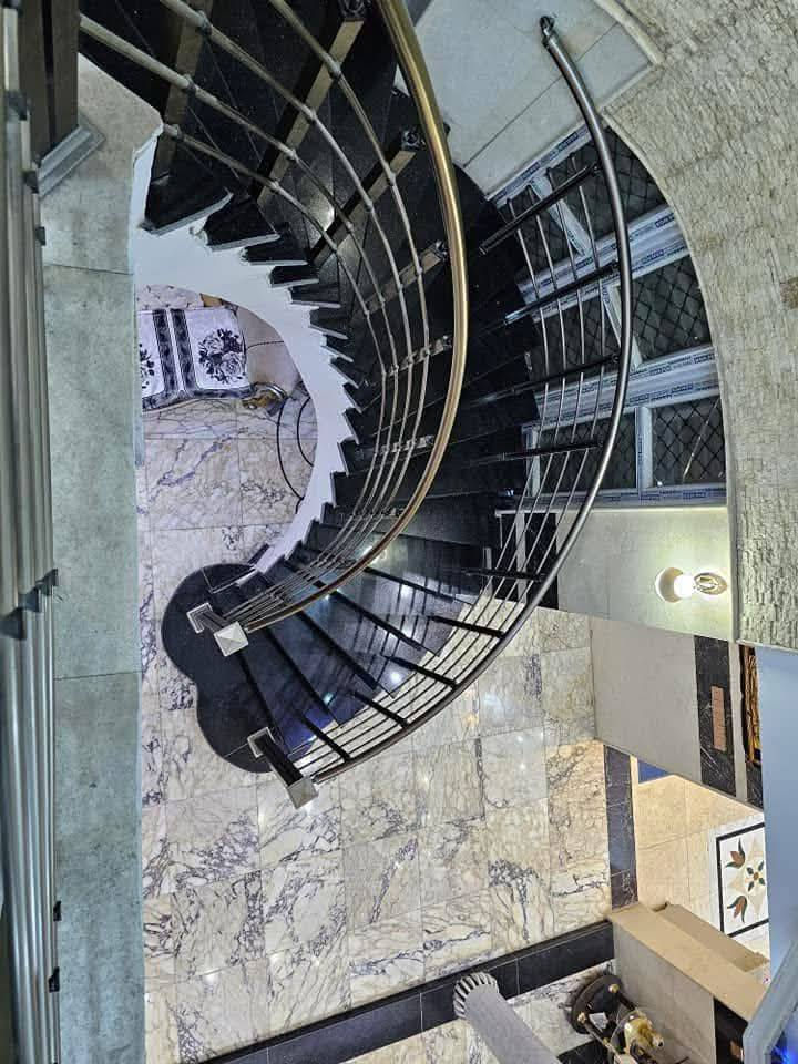 🏛️ للبيع دار فخمة طابو صرف – الحلة 🏛️
📢 طابقين | مساحة 356م² | واجهة 14م
🛏️ تفاصيل الدار:
5 غرف نوم (كلها نظام سويت)
2 استقبال (كليدور ×2)
مطبخ [حار _ بارد]
2 مجمع صحيات
حديقة كبيرة
كراج سيارة
🛣️ مميزات إضافية:
تطل على 3 شوارع
عرض الشارع أمام الدار: 30م
بناء حديث، درجة أولى
موقع ممتاز وراقي
📍 العنوان: الحلة – الجمعية – مقابل مدرسة الحديبية
📌 مكتب الضمان للعقار والمقاولات العامة
متوفر: عقارات للبيع – للإيجار – للاستثمار
عقارات تجارية – سكنية – شقق – بنايات – عمارات
قطع أراضي: طابو صرف – طابو زراعي – دونمات
📞 للتواصل والواتساب:
***********
***********
***********
***********
🟢 ملاحظة: جميع العقارات مضمونة وموثقة بالطابو
