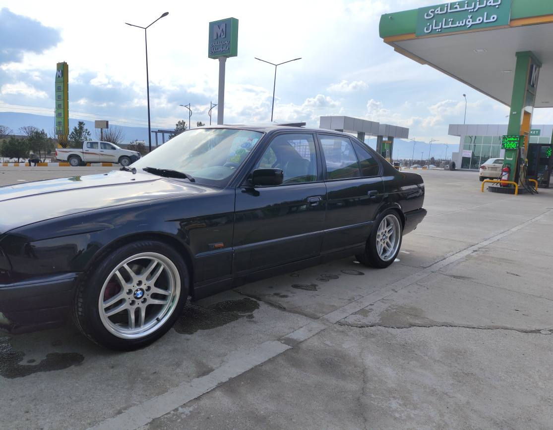 ***********یان ￵*********** 
٤٦ کەمێک مەعاملە 
bmw 1993    525 گێڕ تۆماتیک 
چوار جام کارەبا  
 سلاید 
ناو فرۆمیگا
 چوار تایەو باتری لۆک 
گێرو مەکینەو تەقەو ڕەقە بە شەرت کارەبای گێرو مکەینە بە شەرتی تەرایو فەهسو فیتەر  مەسبوت 
بێ دەعمو لێ دراوی بێ چالو کاڵ بونەوە موسو براوە بە شەرت  ئارمی بلاستیک هەولێرە بە شەرتی ئەوەلیات
شوێن سلێمانی السليمانية, العراق
