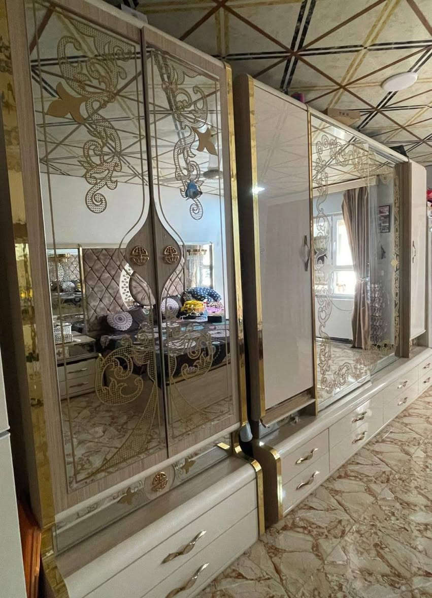 سلام عليكم ورحمه الله وبركاته
غرفة اخشاب بعدي جديده مستخدمه شي قليل 
للبيع السعر خاص 
*********** واتساب
