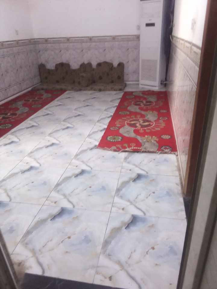 السلام عليكم بيت للبيع في مجمع بوابة المثنى مساحته ٢٣٠ متر طابقين يتكون من أربعة غرف وصالتين ومطبخ واستقبال وصحيات داخليه وخارجيه وكراج سياره شارع تبليط
البيت مطلوب ٨٦ والمقدم يكون ٥٠ مع المجال اقصاد الشهر ٤٨٠
للاستفسار الاتصال على الرقم ***********
