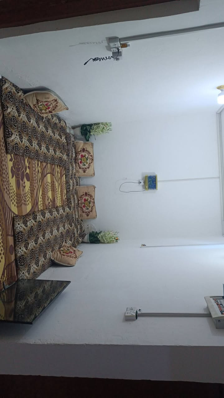 هذا البيت المساحه 250  ابيع منه نص 125متر اذا واحد يريد  سعر مناسب   حي المهندسين  مقابيل المدينه يم مدرسه ريحانه  الا تصال ***********
