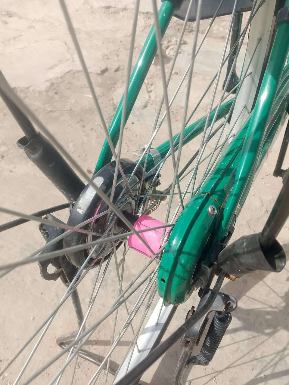 السلام عليكم شباب باسكل للبيع جديد صارلي أقل من شهر منزله من كرار مابي شخط  جديد وحلو موديل 22 سعر خاص رجائن الموشراي لايتعبني ويطل خاص ويصل يسولف سعر خاص مو تعلق وتكول سعر خاص ويرهم مراس بدراجه شحن ***********
