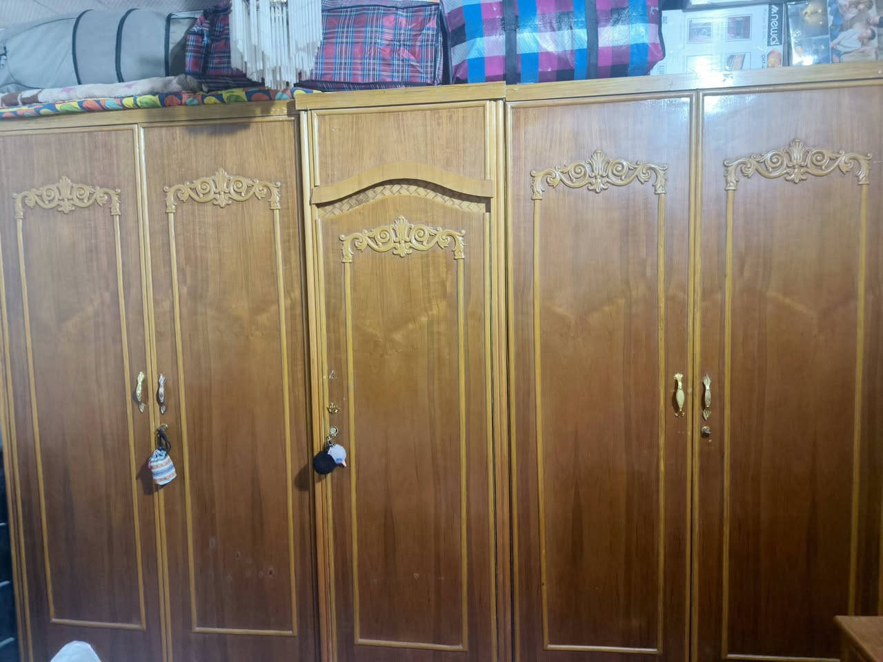غرفة اخشاب مستعمله ومعرض تلفزيون ومبردة للبيع ***********
