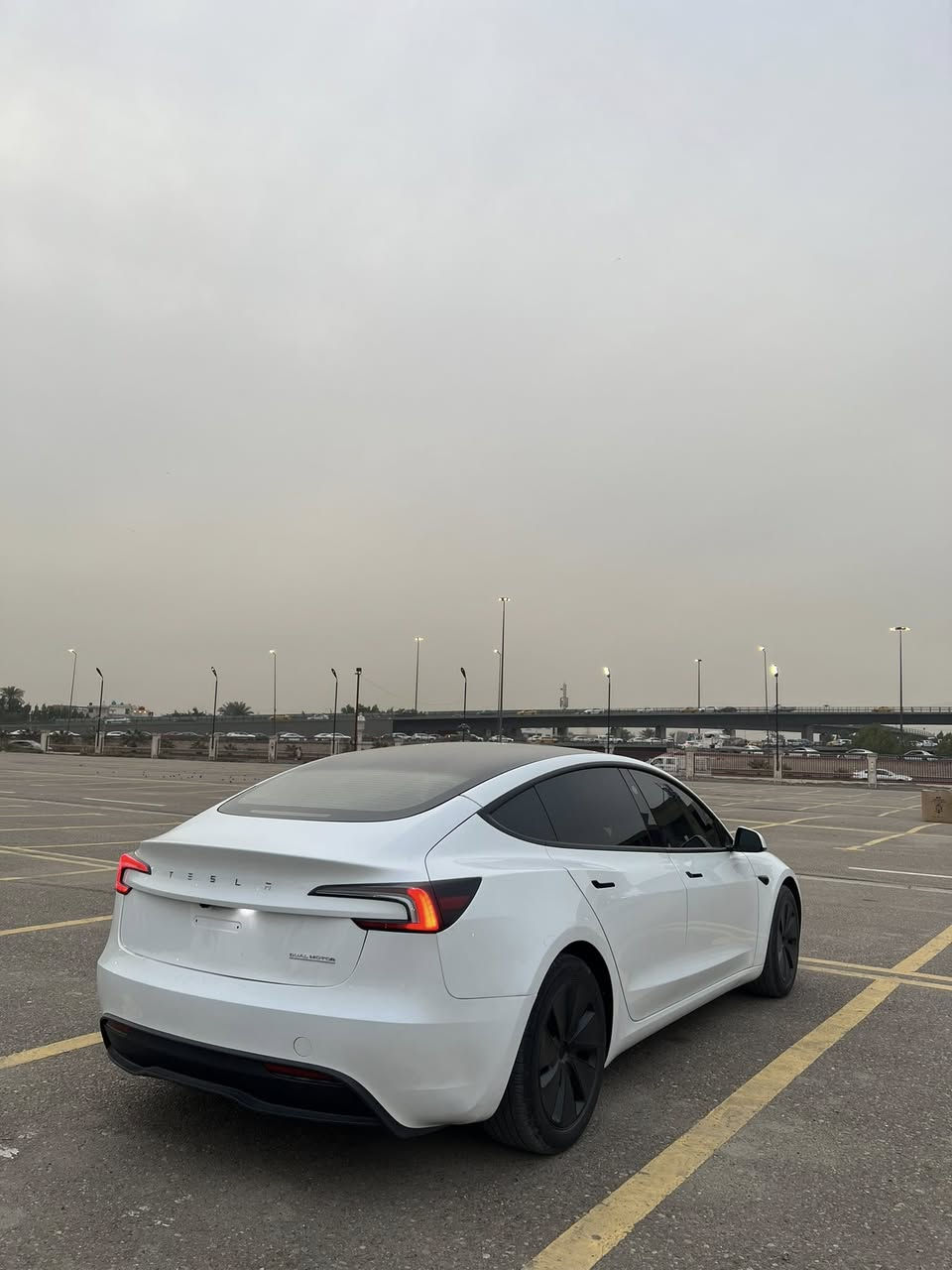 ⚡️ Tesla Model 3 2024 – الشكل الجديد
🔋 Long Range
⚙️ دبل ماطور (AWD دفع رباعي)

✨ المواصفات:
• بطارية لونك رنج مدى عالي
• أداء قوي وثبات ممتاز
• الشكل الجديد 2024

📌 الحالة:
• حادث خلفي (بجم كبس)
• بدون صبغ
• بيها جاملغات راجعة PDR
• قبق الجنطة مبدل نفس اللون

🚘 السيارة مرقمة وجاهزة
📍 المكان: بغداد – حي الجامعة

📞 للاستفسار: ***********
