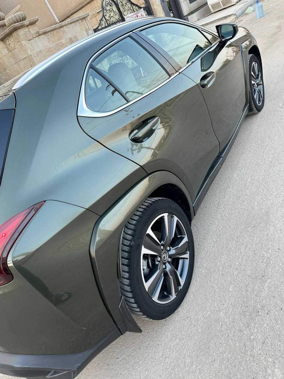 �✨– Lexus UX 250H موديل 2023 ✨🚘
🔹فول السياره بريميوم

🔹️️ رقم بغداد سنويه بأسمي الرقم الجديد 

🔹ممشى السيارة mi53 قابل للزياده 

🔹داخل ابيض 

🔹 هايبرد اقتصادية + بانزين 2000 تيربو  (قوة لكزس المعروفة)

🔹 فل كامل / جلد / تبريد وتسخين مقاعد

🔹 شاشة كبيرة + ساوند مميز + بصمة دخول وتشغيل

🔹 رادار // فتحة سقف

🔹صور الحادث مرفوقه مع الصور

🔹 حادث السياره بطرف البنيد  وصبغ الباب خلف السائق وطرف الدعاميه صبغ والباقي مكفول

💎 المواصفات كلها حاضرة، والسيارة حالتها 🔥 “تخبل”

✅ ما تحتاج ولا فلس تصليح 

💰 السعر: 21500$ وبيها مجال بسيط 

للاستفسار الاتصال ***********

العنوان  بغداد العطيفيه
