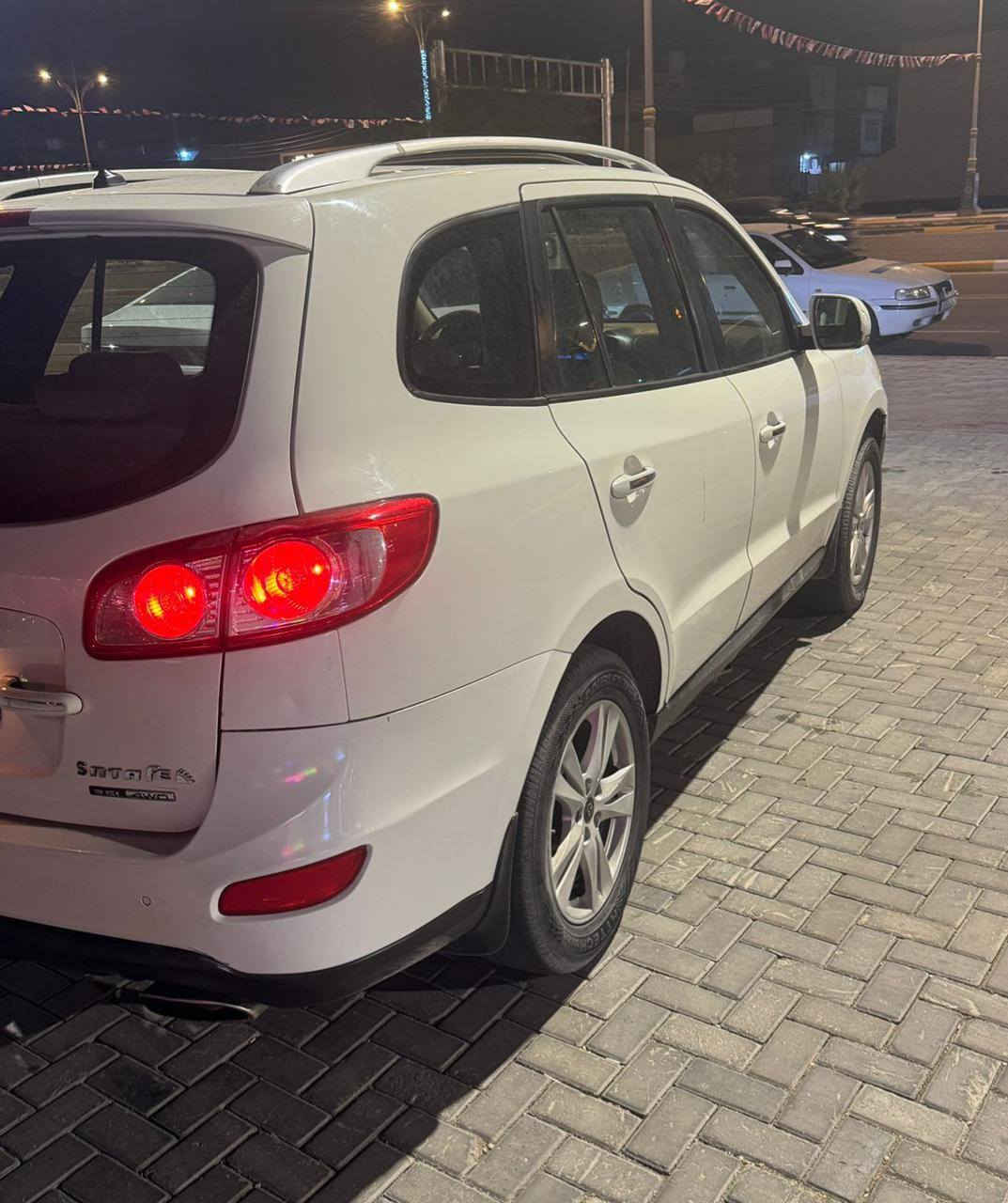 سنتافي ٢٠١١ 
خليجيه بيها قطعه وحده صبغ 
٦ سنلدر 
٧ راكب 
٣ قطع تبريد 
بصمه 
فتحه 
فول مواصفات 
سياره جديده ما بيها اي نقص 
كير ومكينه مكفولات 
رقم بغداد تحويل ثاني يوم 
السعر ١٣٠ وبيها مجال 
***********
