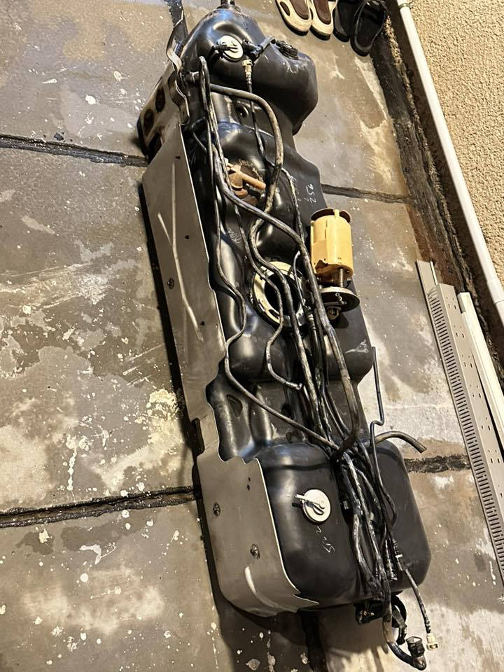 غراض بلايزر :
تانكي كامل مع صوندات ومع قاعدة فيت بم
تخم ديسكات امامي
جويتر GM اصلي
قوايش محرك عدد 4
سماعات بلادية شغاله بحالة جيدة
واتساب***********
