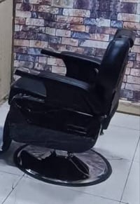 كرسي حلاقه للبيع مشتري ب٣١٠ استخدمته فتره قليله وعزلت  الكرسي كله شغال...